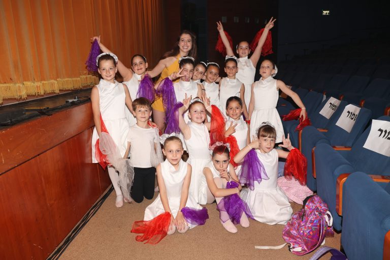 הכנה למסלול מקצועי- כיתות א-ג מחייכות למצלמה