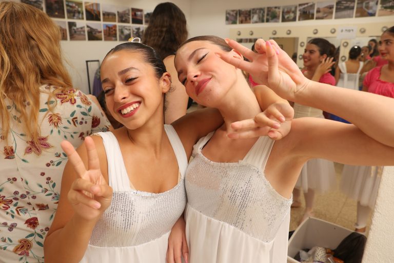 מאחורי הקלעים- רקדניות מחייכות למצלמה