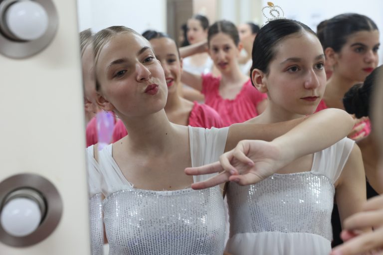 מאחורי הקלעים, מתכוננות למופע