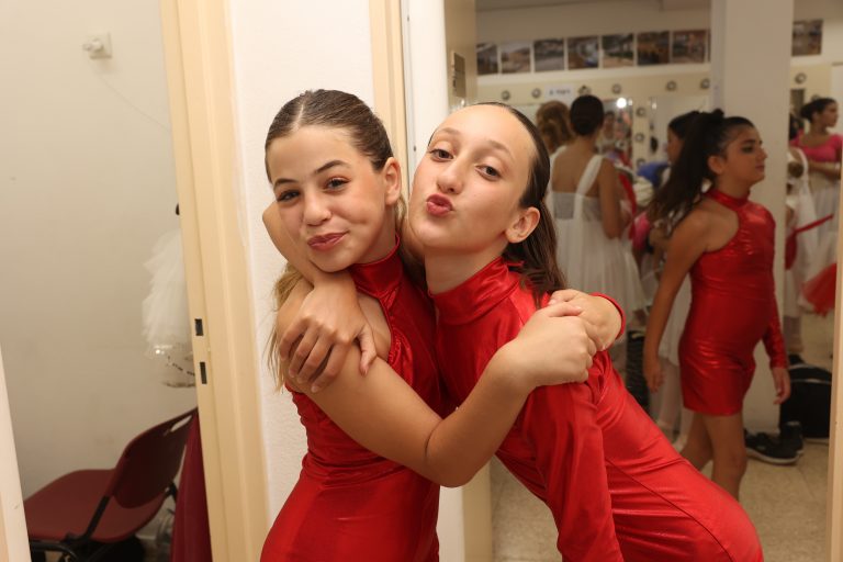 תלמידות היפ הופ מתארגנות מאחורי הקלעים