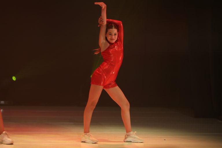 רקדנית היפ הופ על הבמה