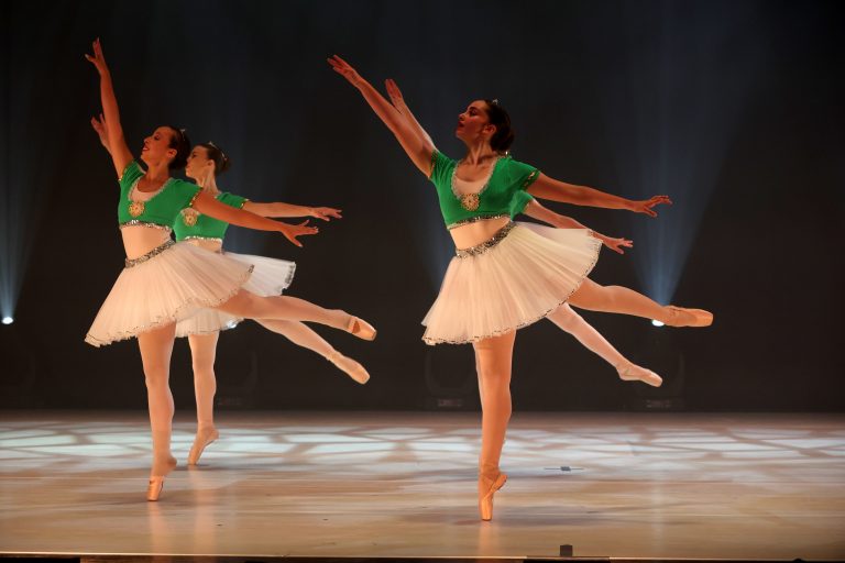 רקדניות מתוך קבוצת נערות- מסלול מקצועי- בלט קלאסי