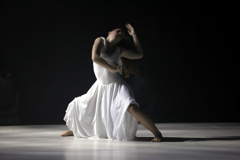 רקדנית מתוך קבוצת הבוגרות- מסלול מקצועי- מחול מודרני