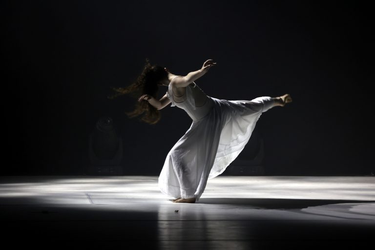 רקדנית מתוך קבוצת הבוגרות- מסלול מקצועי- מחול מודרני