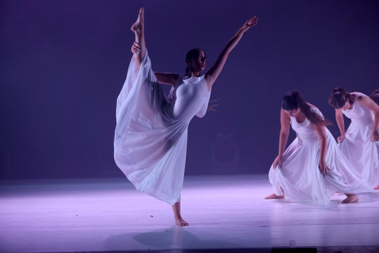 רקדניות מתוך קבוצת הבוגרות- מסלול מקצועי- מחול מודרני