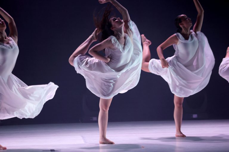 רקדניות מתוך קבוצת הבוגרות- מסלול מקצועי- מחול מודרני