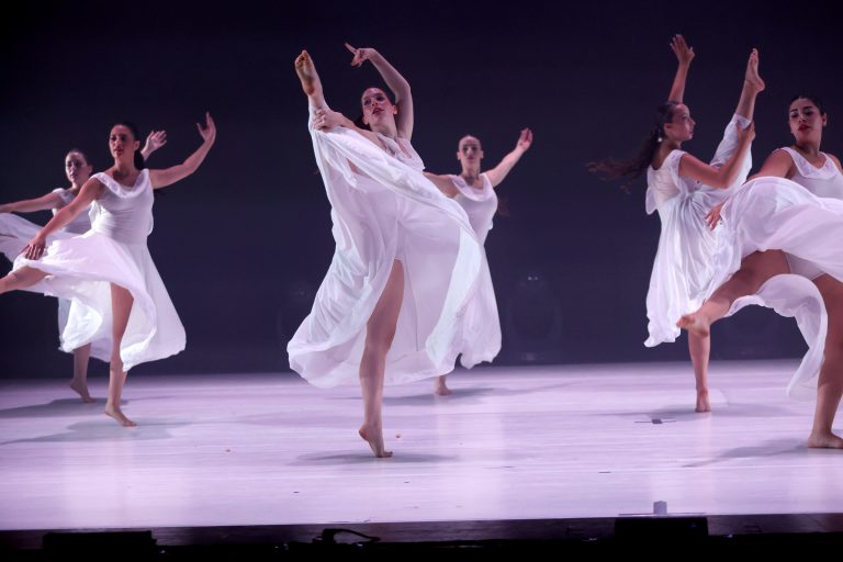 רקדניות מתוך קבוצת הבוגרות- מסלול מקצועי- מחול מודרני
