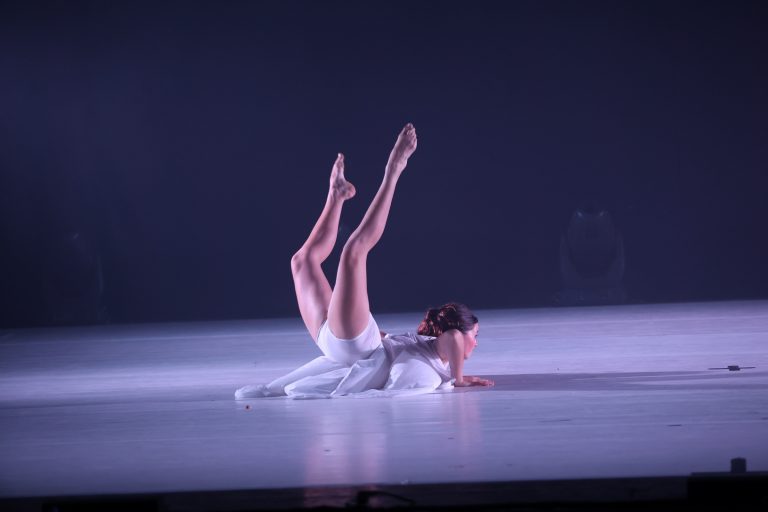 רקדנית מתוך קבוצת הבוגרות- מסלול מקצועי- מחול מודרני