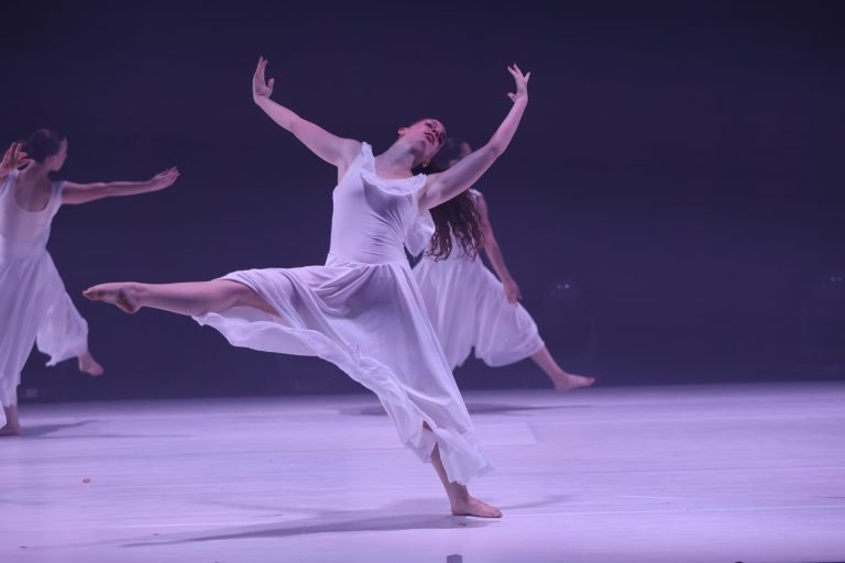 רקדנית מתוך קבוצת הבוגרות- מסלול מקצועי- מחול מודרני