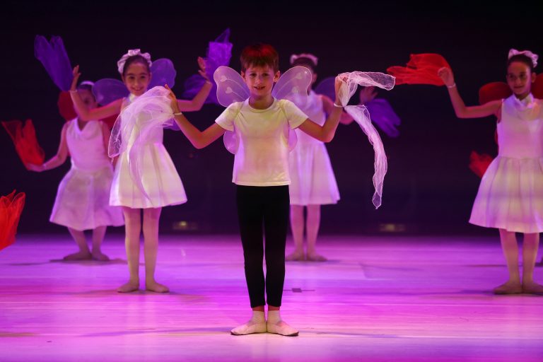 ילדים בכיתות א'-ג' רוקדים בלט
