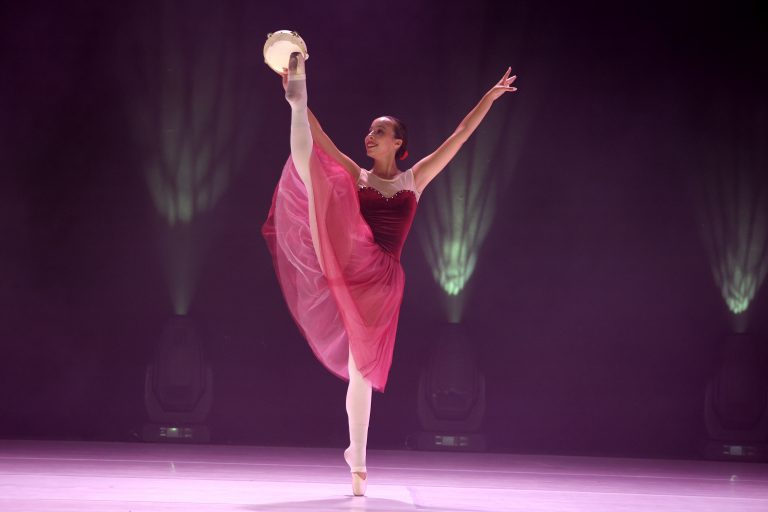 רקדנית בלט- נעלי פוינט- מסלול מקצועי- בוגרות