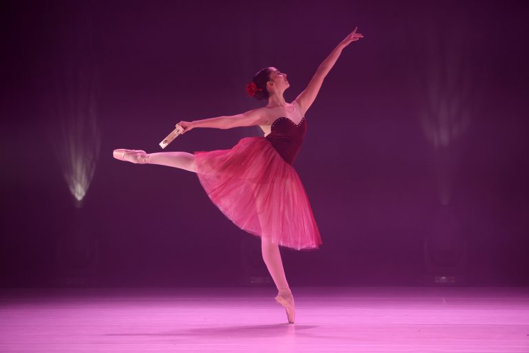 רקדנית בלט- נעלי פוינט- מסלול מקצועי- בוגרות