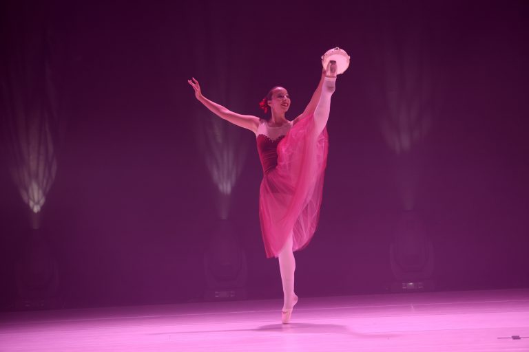 רקדנית בלט- נעלי פוינט- מסלול מקצועי- בוגרות