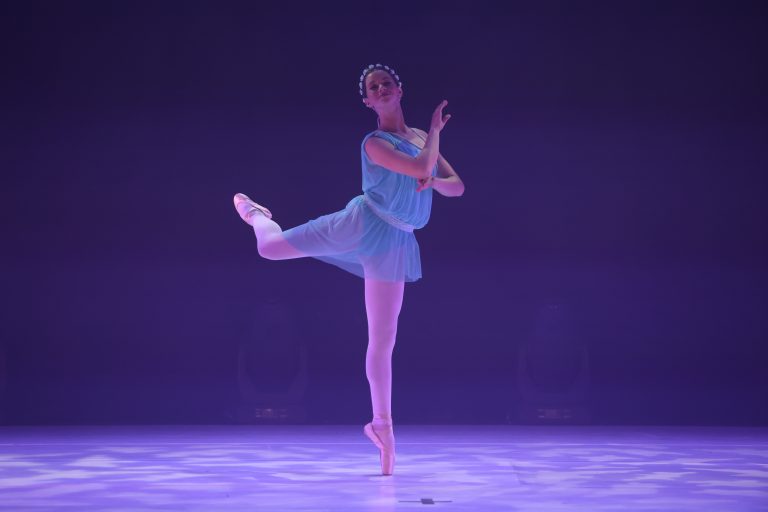 רקדנית בלט- נעלי פוינט- קבוצת מתחילות